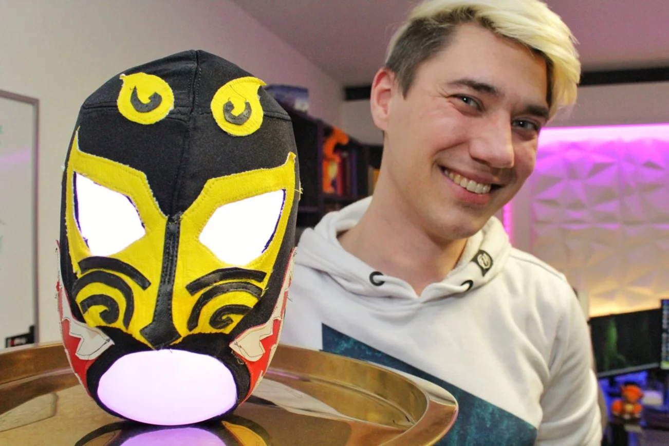 Ein Mann zeigt eine Maske