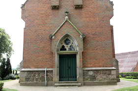 Der Eingang der Katharinenkapelle in Witzeeze