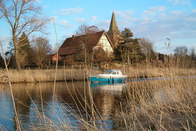 Ansicht der Maria-Magdalenen-Kirche Berkenthin vom Elbe-Lübeck-Kanal