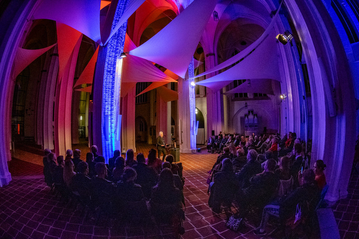 Blick in eine Kirche 