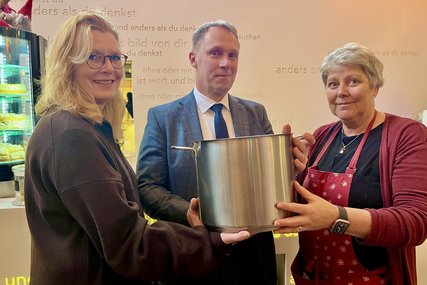 Drei menschen halten einen Kochtopf - Copyright: Bastian Modrow 