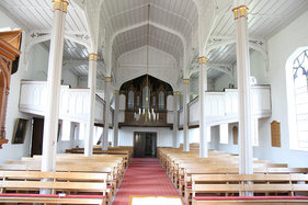 Innenansicht mit Orgel in St. Marien Siebenbäumen 