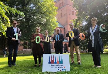 Jan Lindenau, Petra Kallies, Margrit Wegner, Martin Klatt, Wolfgang Pötschke und Cornelia Schäfer mit symbolisieren die 100.000 Euro-Zuwendung mit Zahlen aus buntem Papier. - Copyright: Steffi Niemann