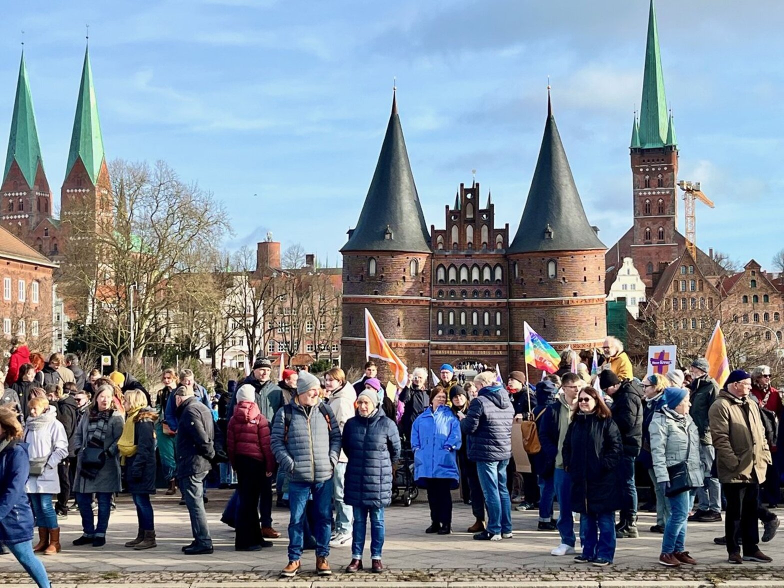 Menschen vor dem Holstentor