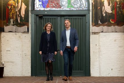 Zwei Menschen laufen durch eine Kirche - Copyright: Oliver Beck 