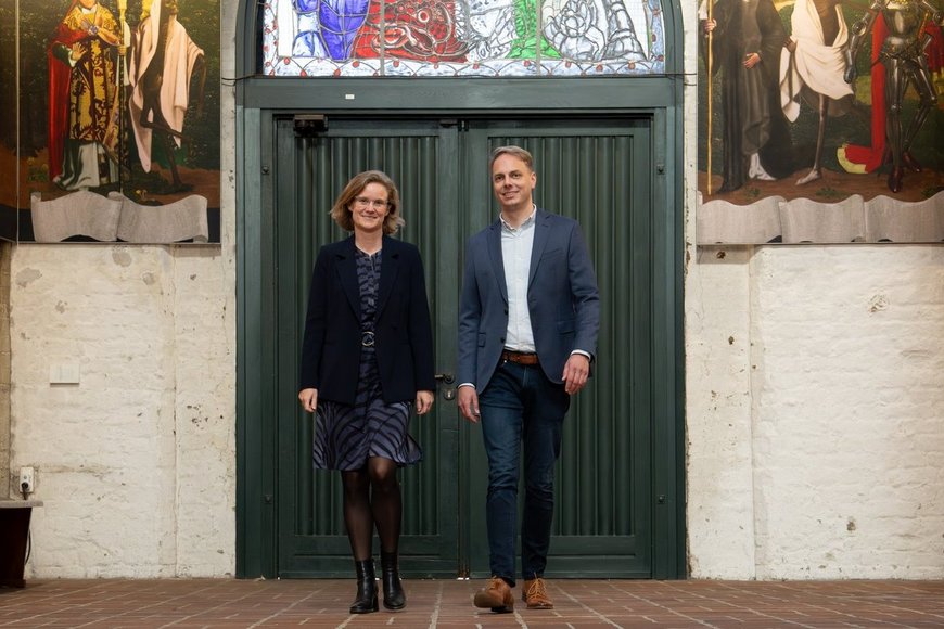 Zwei Menschen laufen durch eine Kirche - Copyright: Oliver Beck 