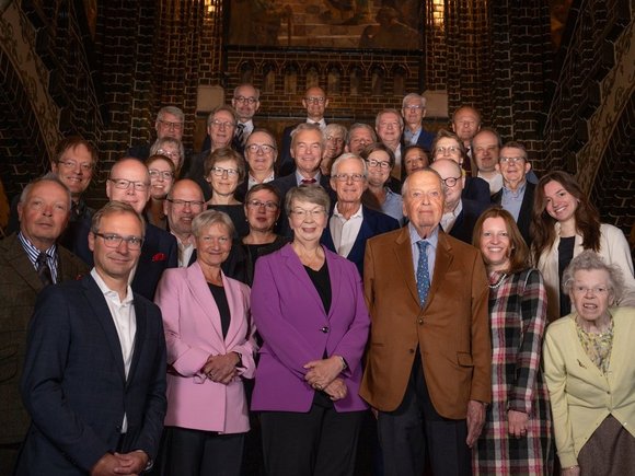 Eine größere Anzahl von Menschen steht hintereinander und nebeneinander auf einer Treppe