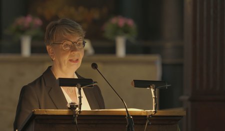 Frau spricht in einer Kirche