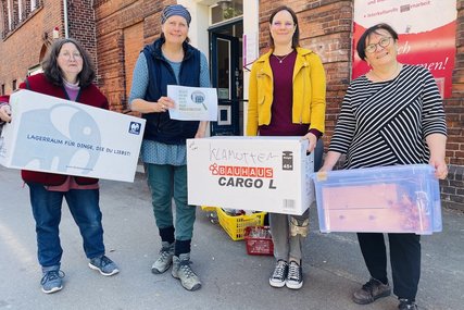 Assistentin Annette Brodderek, Leiterin Silke Meyer, Kurberaterin Saskia Lohff und Yasemin Düzen von der Interkulturellen Begegnungsstätte stehen vor dem ehemaligen Standort des Frauenwerkes mit Umzugskisten in den Händen.  - Copyright: Steffi Niemann