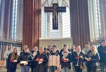 Jugendliche stehen in einer Kirche - Copyright: Pfeifer/St. Marien