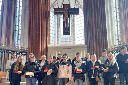 Jugendliche stehen in einer Kirche - Copyright: Pfeifer/St. Marien