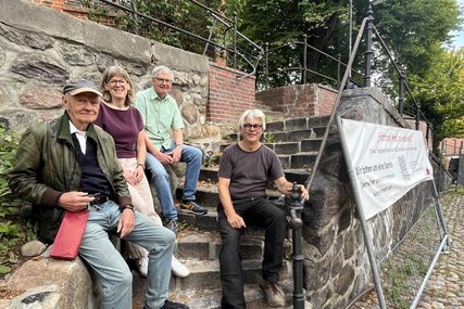 Großspender Hans Jürgen Ohff, Pastorin Hilke Lage, Gerhard Motten vom Kirchengemeinderat und Restaurator Peter Eingrüber am historischen Treppengeländer an der Möllner St.-Nicolai-Kirche. - Copyright: Tim Karweick