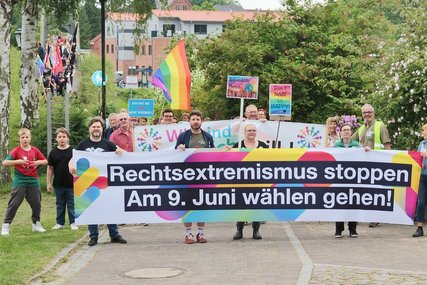 Menschen laufen mit einem Transparent umher - Copyright: Thomas Biller