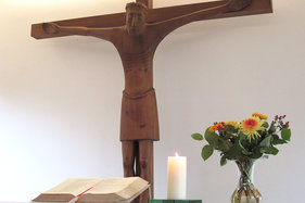 Blick auf das hölzerne Altarkreuz der Ansveruskirche Ratzeburg