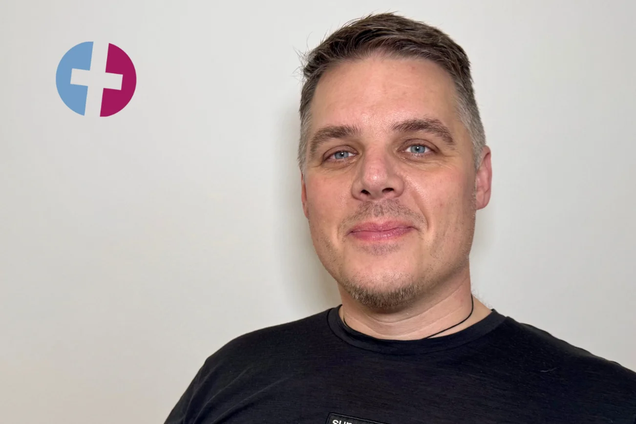 Ein Mann mit kurzen Haaren blickt in die Kamera.