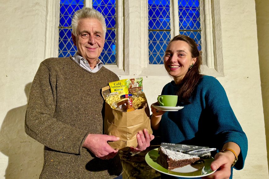 Zwei Personen stehen in einer Kirche  - Copyright: Bastian Modrow 