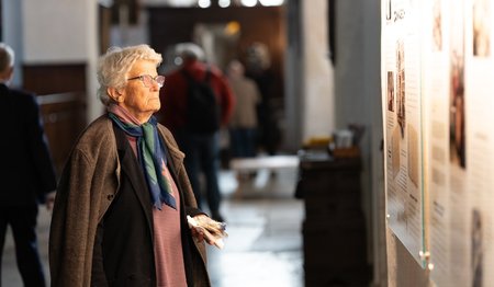 Frau betrachtet eine Gedenktafel