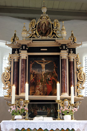 Blick auf den historischen Altar der St.-Laurentius-Kirche Ziethen