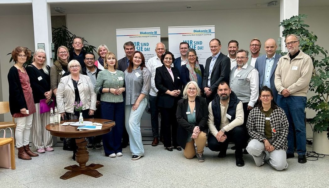 Menschen stehen für ein Foto zusammen