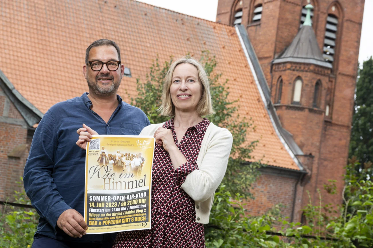 Zwei Menschen stehen vor einer Kirche 