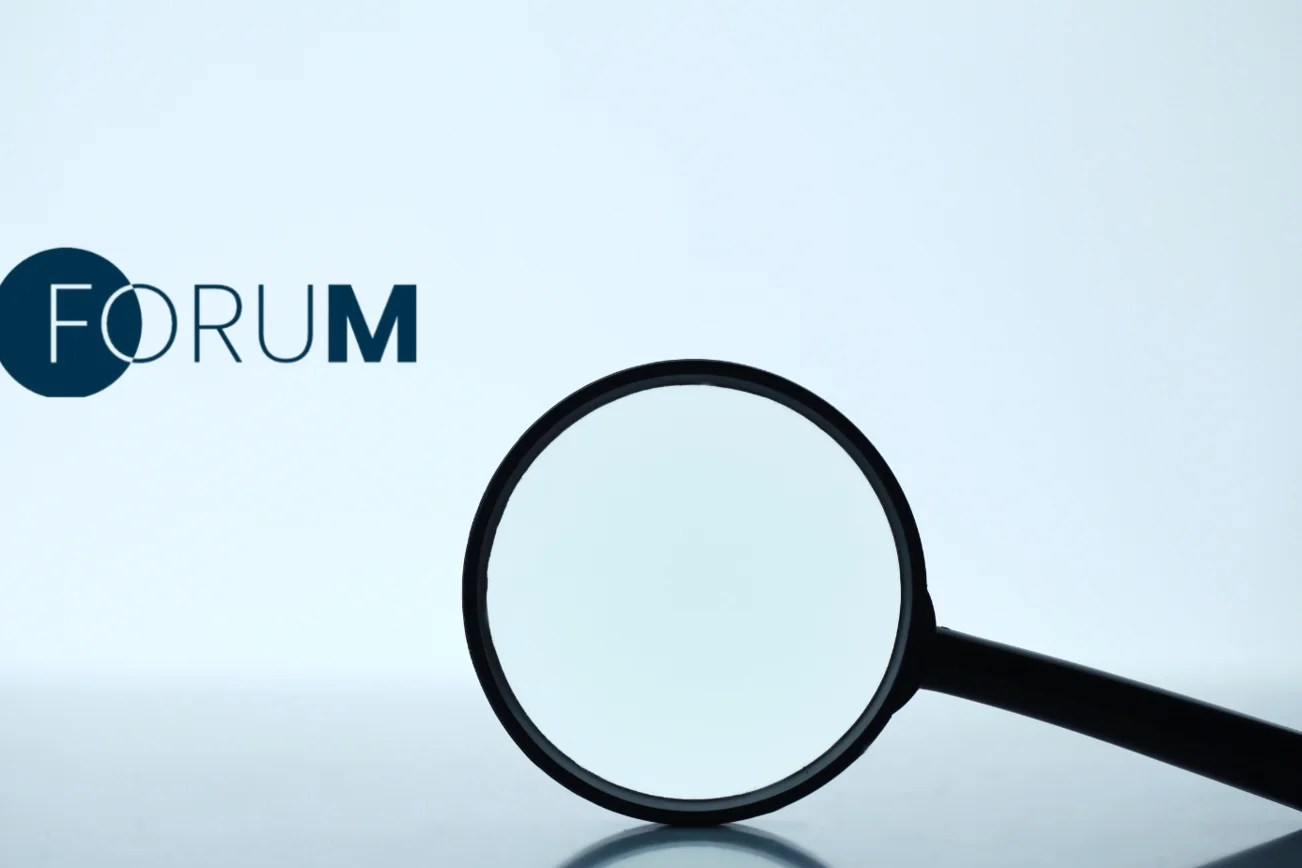 Ein Blick auf eine Lupe vor hellem Hintergrund 