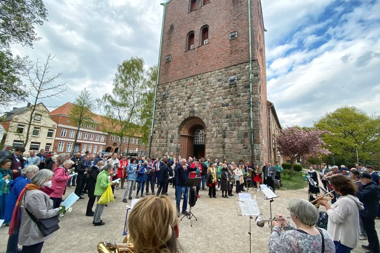 Musiker und Gemeinde vor der St. Lorenz-Kirche in Travemünde