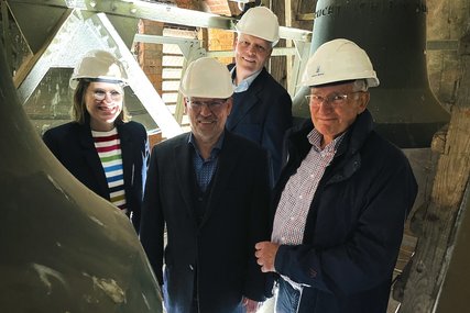 die Dompastores Margrit Wegner und Martin Klatt, Titus Jochen Heldt, Stiftungsvorstand der Gemeinnützigen Sparkassen-Stiftung zu Lübeck und Carlos Blohm, Vorsitzender des Dom-Bauausschusses stehen zwischen den Glocken des Doms zu Lübecks - Copyright: Steffi Niemann