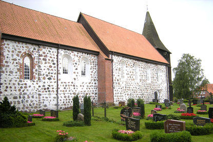Friedhof vor der St.-Marien-Kirche in Gudow