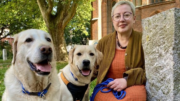 Eine Frau und zwei Hunde