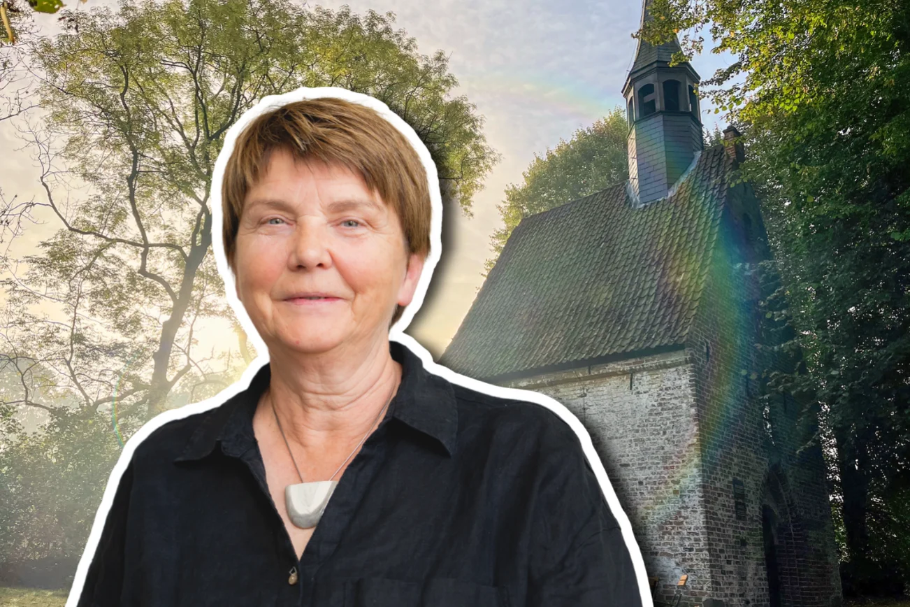 Eine Frau steht vor einer Kirche 