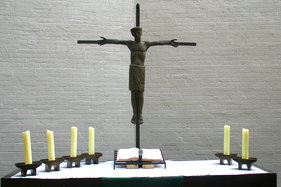 Altar und Altarkreuz der Dreifaltigkeitskirche
