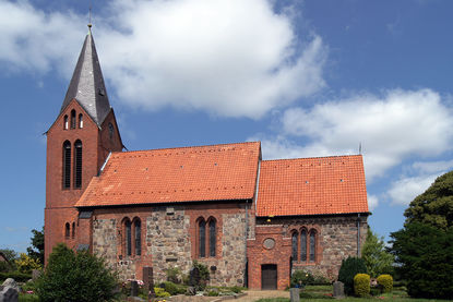 Außenansicht der Kirche in Behlendorf  von der Seite - Copyright: Manfred Maronde