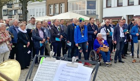 Menschen bei einem Gottesdienst