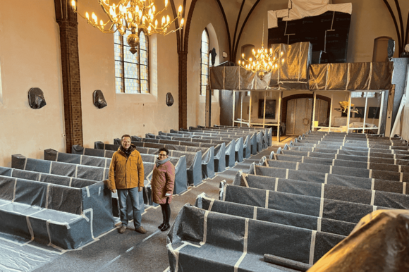 Blick in die komplett verhüllte Kirche