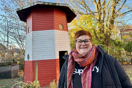 Frau steht vor einem kleinen Leuchtturm und lächelt in die Kamera. - Copyright: Katharina Micheel