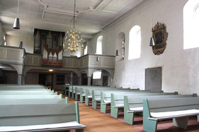 Blick vom Altarraum auf Empore und Orgel von St. Georg auf dem Berge