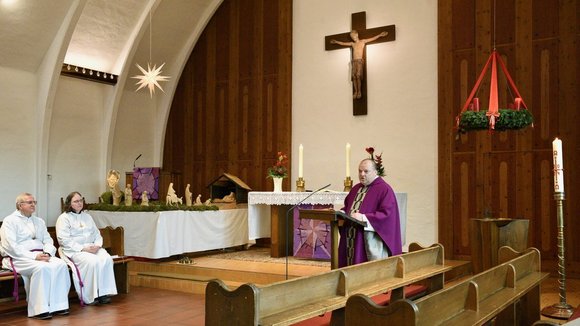 Menschen in einer Kirche