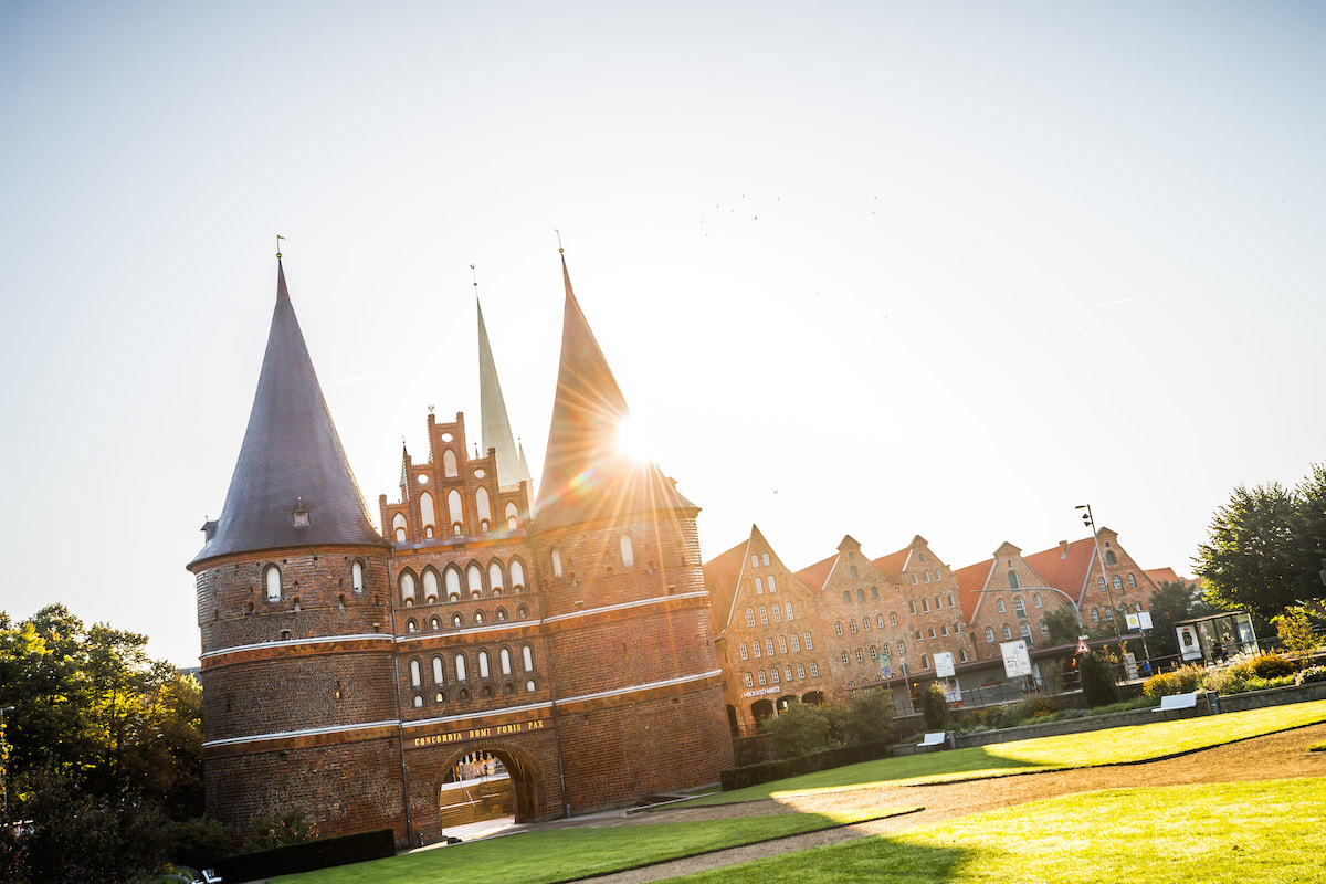 Das Holstentor mit Altstadt-Silhouette.