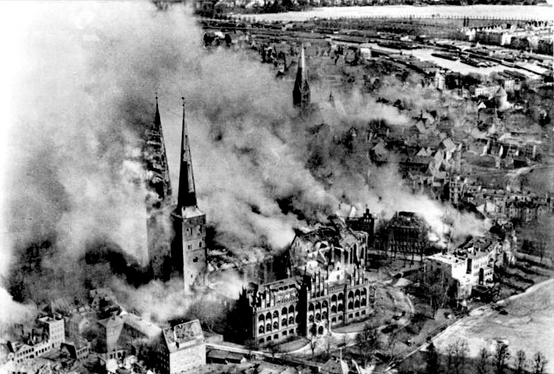 Historisches Bild brennender Kirchtürme in Lübeck im Zweiten Weltkrieg. 