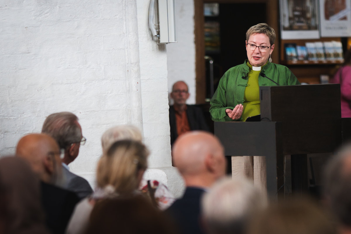 Pröpstin Petra Kallies spricht am Rednerpult im Lübecker Dom