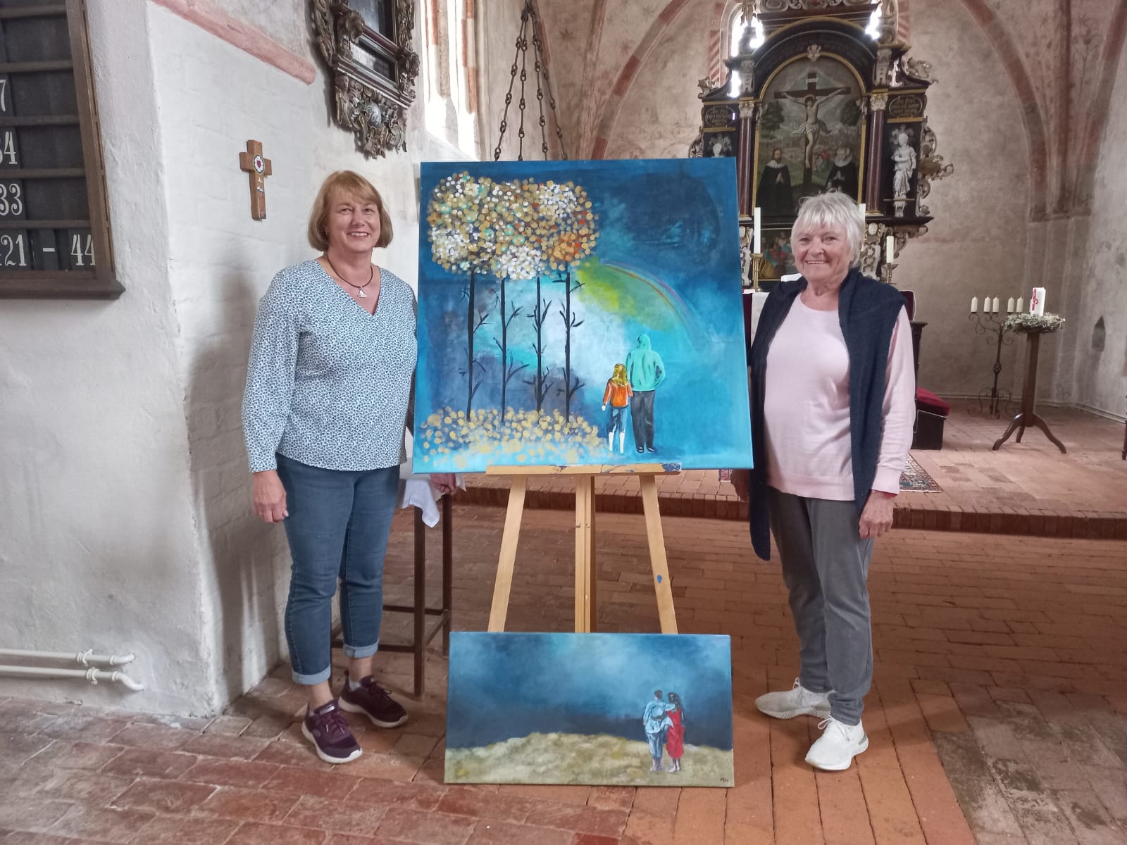 Zwei Frauen in einer Kirche mit einem Bild