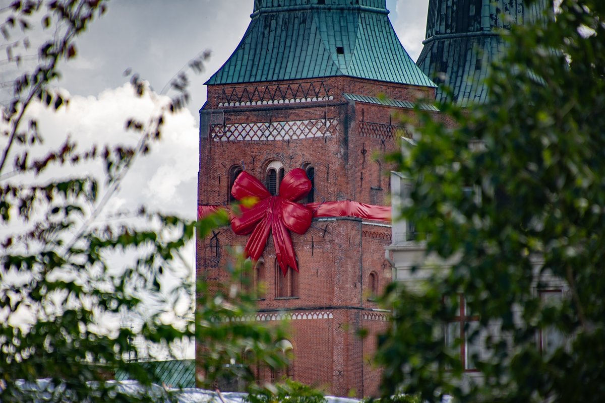 Der Nordturm des Lübecker Doms ist mit einer großen roten Schleife verziert.