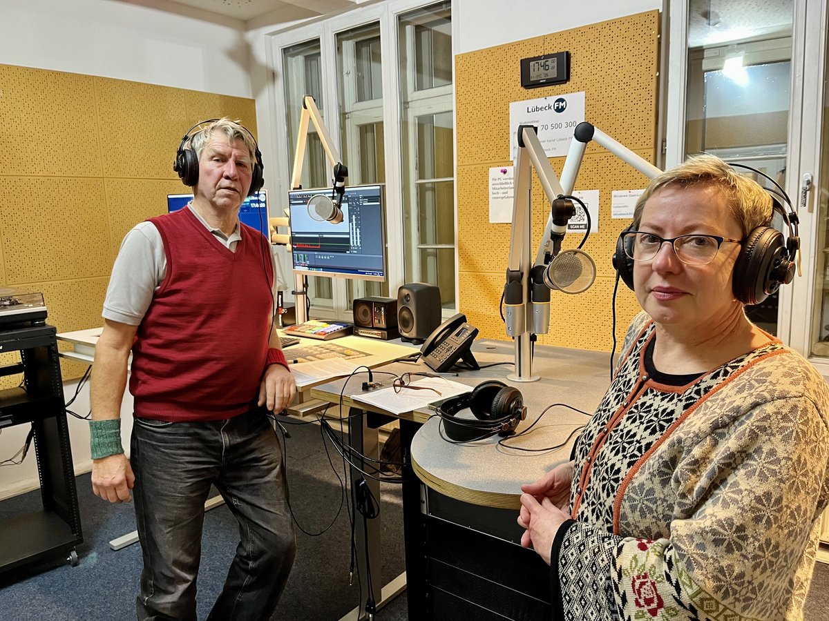 Zwei Personen in einem Radiostudio