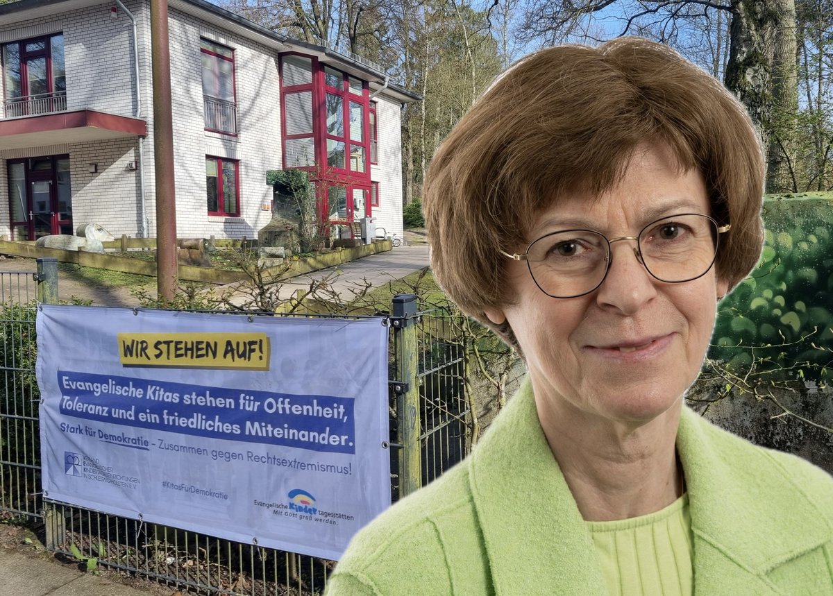 Eine Frau vor einer Kita, an der ein Transparent hängt 