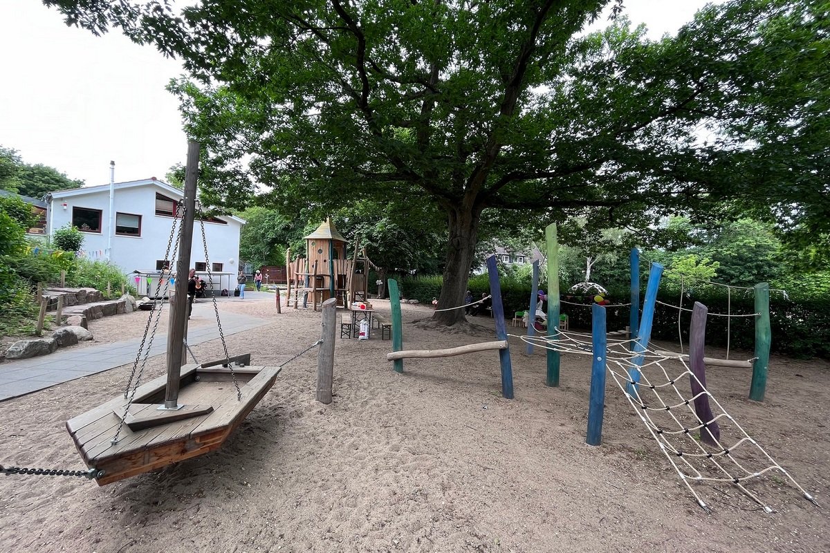 Spielplatz mit einem Spielboot aus Holz