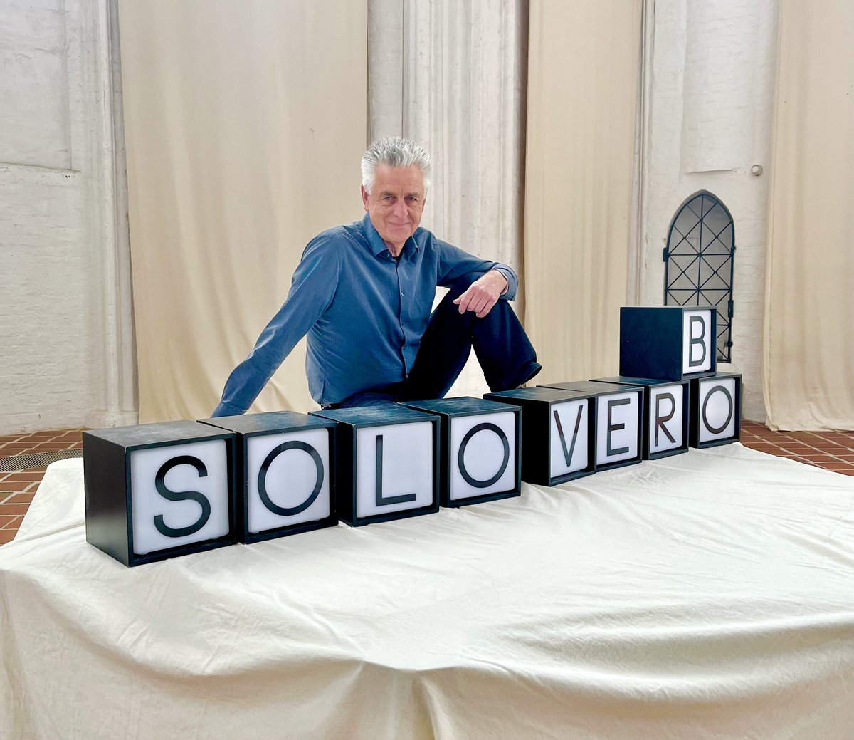 Ein Mann sitzt in einer Kirche 