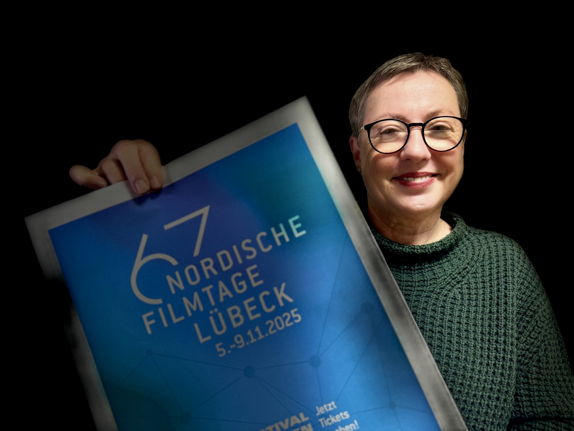 Copyright: Bastian Modrow Eine Frau hält ein Plakat in den Händen