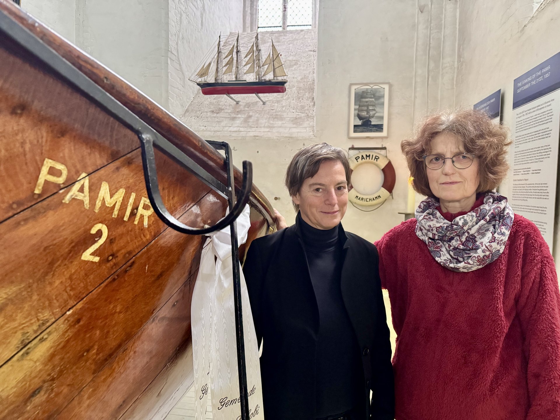 Zwei Frauen in einer Kirche