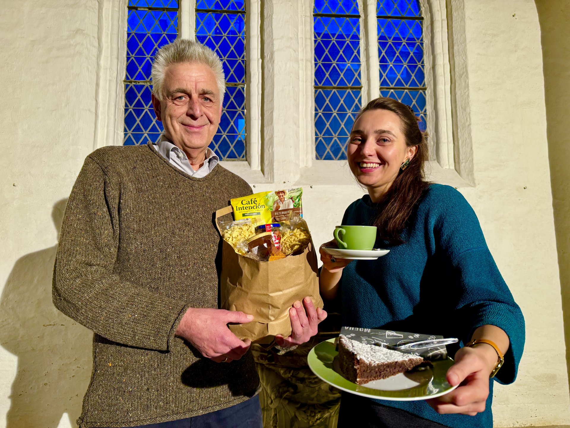 Zwei Personen stehen in einer Kirche 