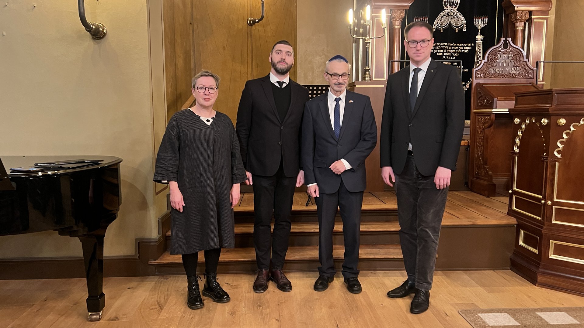 Vier Personen in einer Synagoge